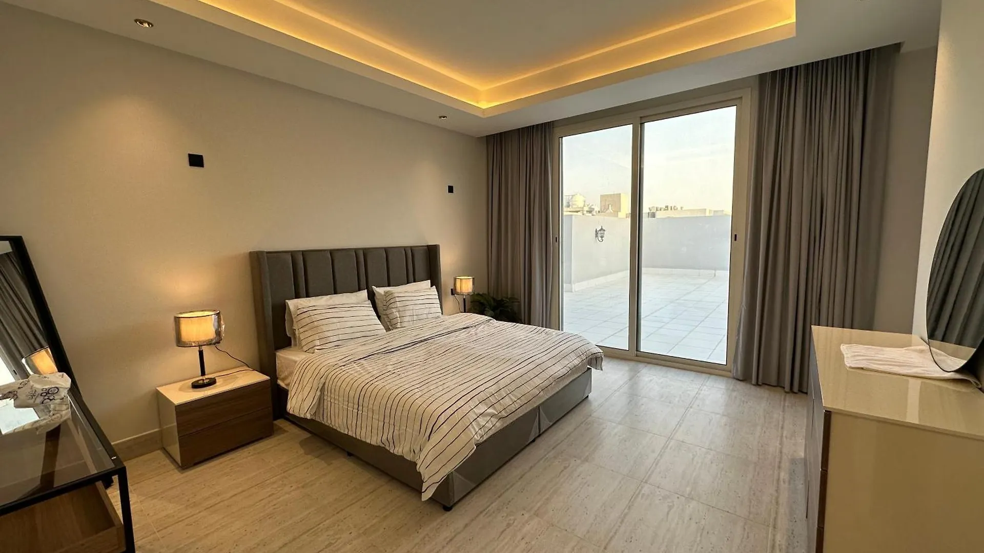 Great Luxary Apt In Almajdeah With Roof リヤード アパート